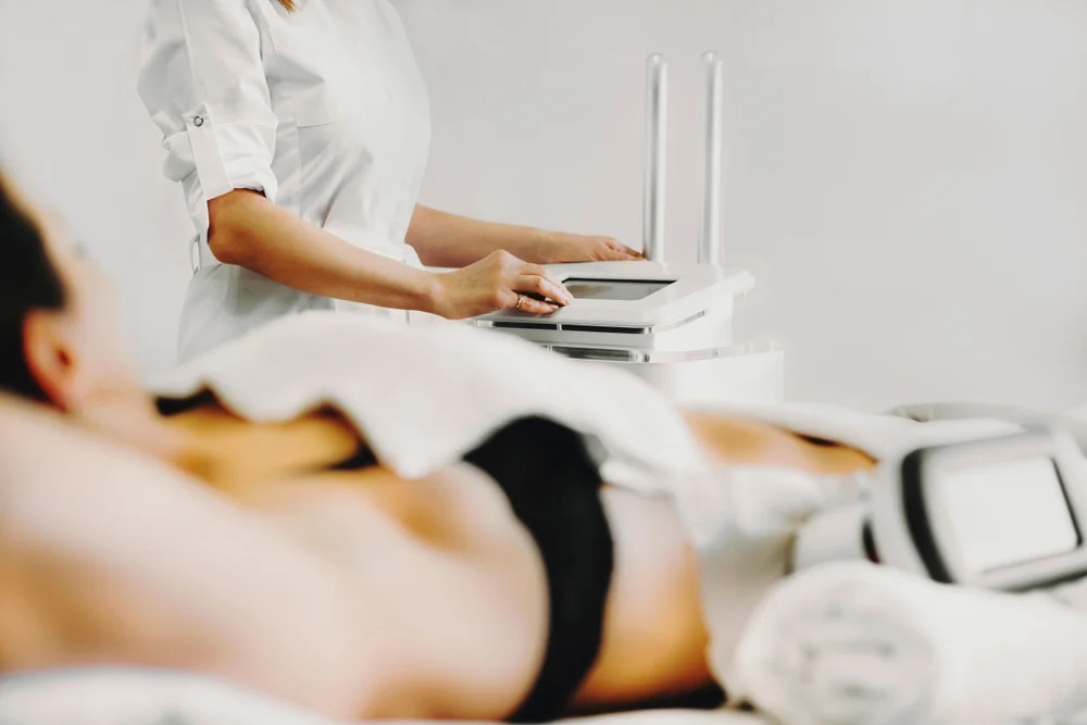 mulher deitada preparada para procedimento de criolipolise